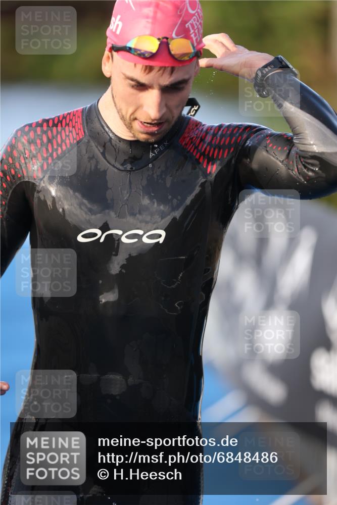 25.08.2024 - Elbe Triathlon Hamburg H.Heesch http://msf.ph/oto/6848486 25.08.2024 08:54:38 Schwimmen 229, 257 meine-sportfotos.de