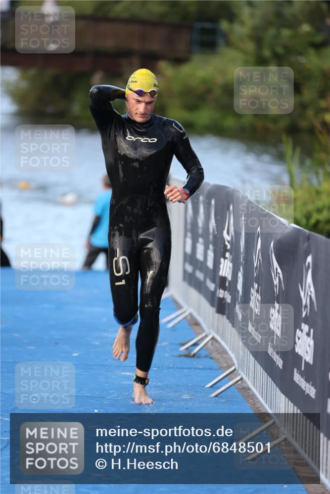 25.08.2024 - Elbe Triathlon Hamburg H.Heesch http://msf.ph/oto/6848501 25.08.2024 08:54:55 Schwimmen 229, 296 meine-sportfotos.de