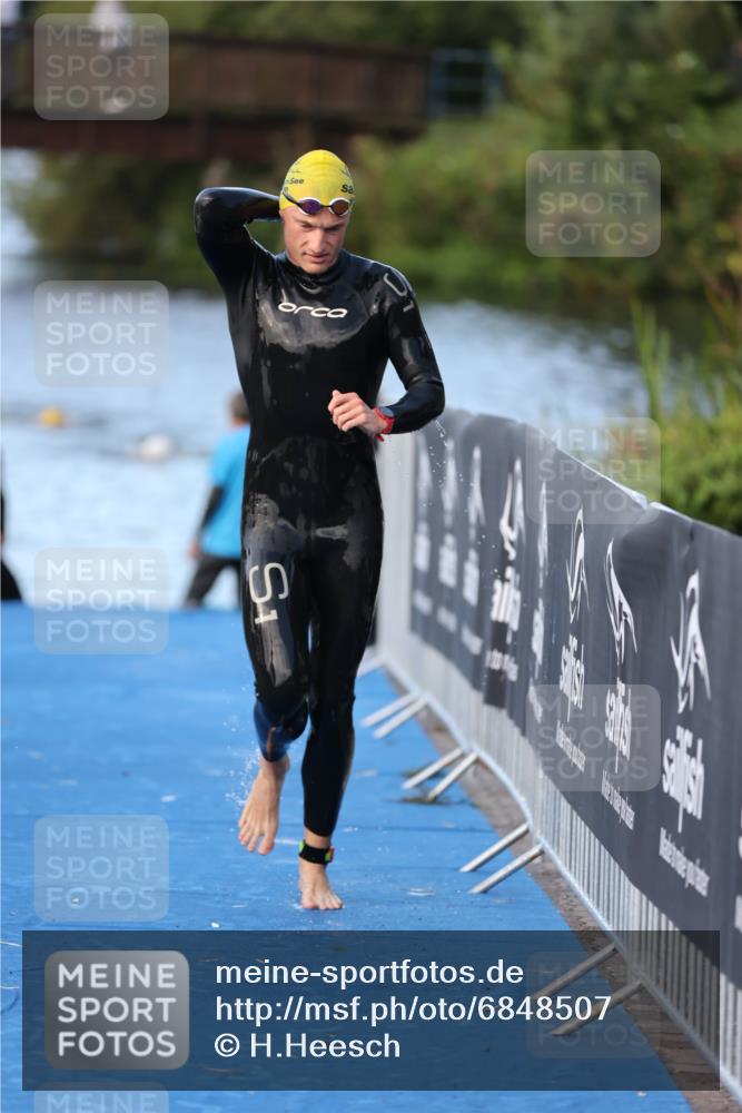 25.08.2024 - Elbe Triathlon Hamburg H.Heesch http://msf.ph/oto/6848507 25.08.2024 08:54:55 Schwimmen 229, 296 meine-sportfotos.de
