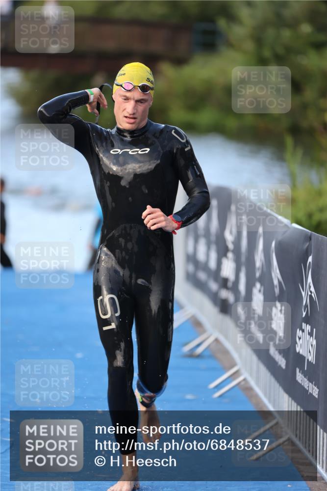 25.08.2024 - Elbe Triathlon Hamburg H.Heesch http://msf.ph/oto/6848537 25.08.2024 08:54:56 Schwimmen 229, 296 meine-sportfotos.de