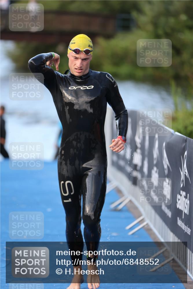 25.08.2024 - Elbe Triathlon Hamburg H.Heesch http://msf.ph/oto/6848552 25.08.2024 08:54:56 Schwimmen 229, 296 meine-sportfotos.de