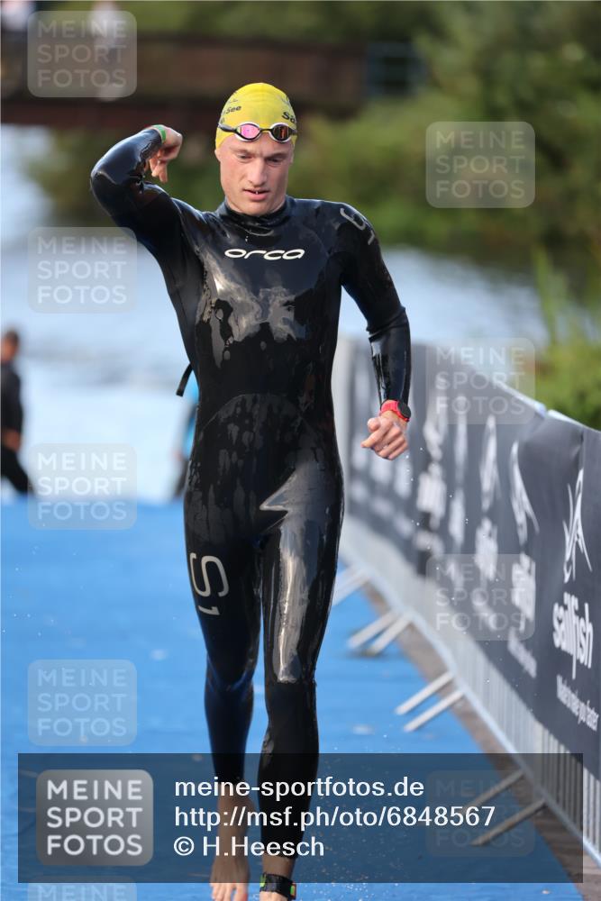 25.08.2024 - Elbe Triathlon Hamburg H.Heesch http://msf.ph/oto/6848567 25.08.2024 08:54:56 Schwimmen 229, 296 meine-sportfotos.de
