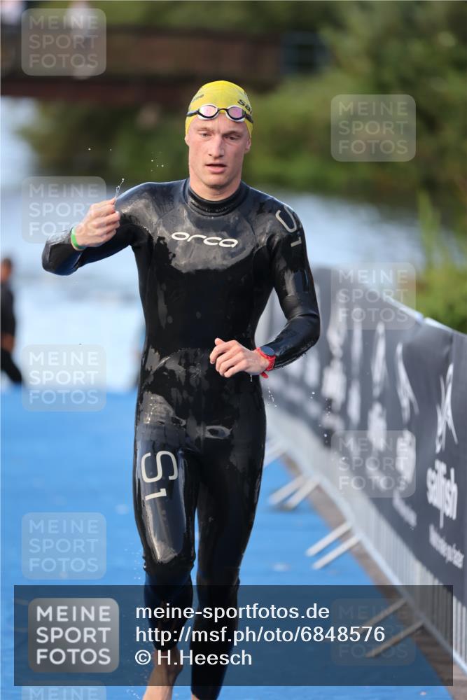 25.08.2024 - Elbe Triathlon Hamburg H.Heesch http://msf.ph/oto/6848576 25.08.2024 08:54:56 Schwimmen 229, 296 meine-sportfotos.de