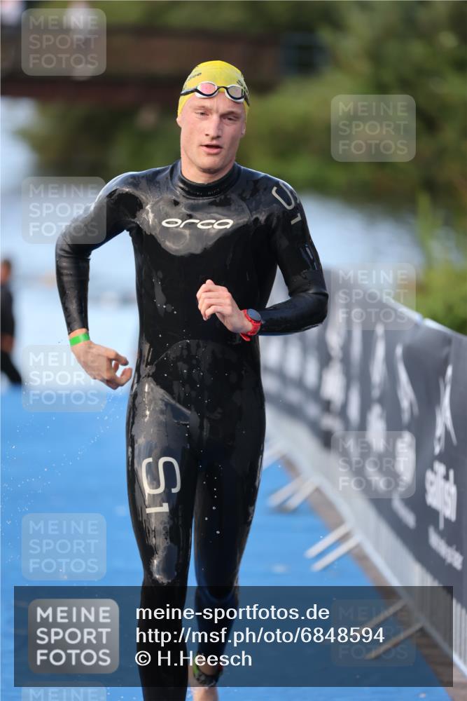 25.08.2024 - Elbe Triathlon Hamburg H.Heesch http://msf.ph/oto/6848594 25.08.2024 08:54:56 Schwimmen 229, 296 meine-sportfotos.de