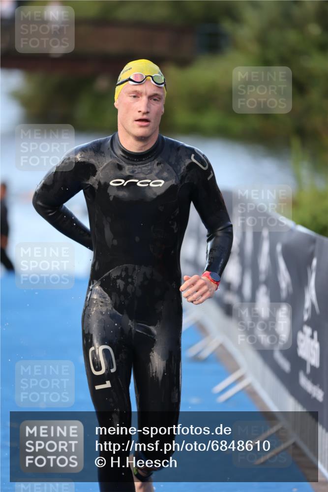 25.08.2024 - Elbe Triathlon Hamburg H.Heesch http://msf.ph/oto/6848610 25.08.2024 08:54:56 Schwimmen 229, 296 meine-sportfotos.de