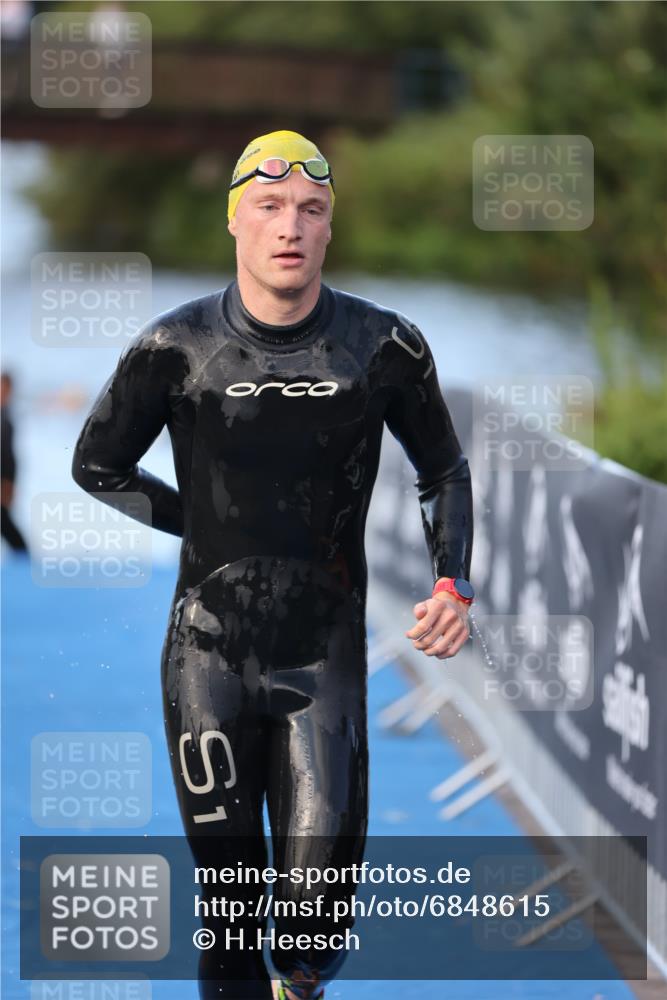 25.08.2024 - Elbe Triathlon Hamburg H.Heesch http://msf.ph/oto/6848615 25.08.2024 08:54:56 Schwimmen 229, 296 meine-sportfotos.de