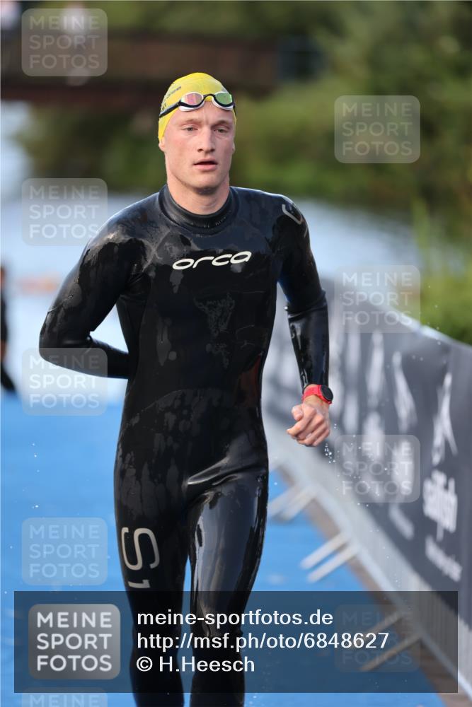 25.08.2024 - Elbe Triathlon Hamburg H.Heesch http://msf.ph/oto/6848627 25.08.2024 08:54:56 Schwimmen 229, 296 meine-sportfotos.de