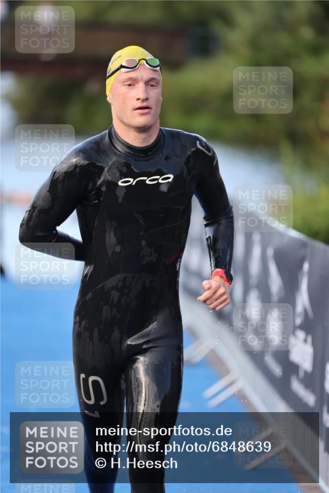 25.08.2024 - Elbe Triathlon Hamburg H.Heesch http://msf.ph/oto/6848639 25.08.2024 08:54:56 Schwimmen 229, 296 meine-sportfotos.de