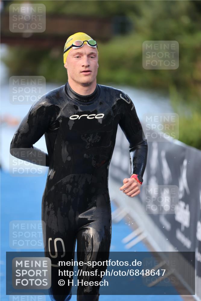 25.08.2024 - Elbe Triathlon Hamburg H.Heesch http://msf.ph/oto/6848647 25.08.2024 08:54:57 Schwimmen 229, 262, 296 meine-sportfotos.de