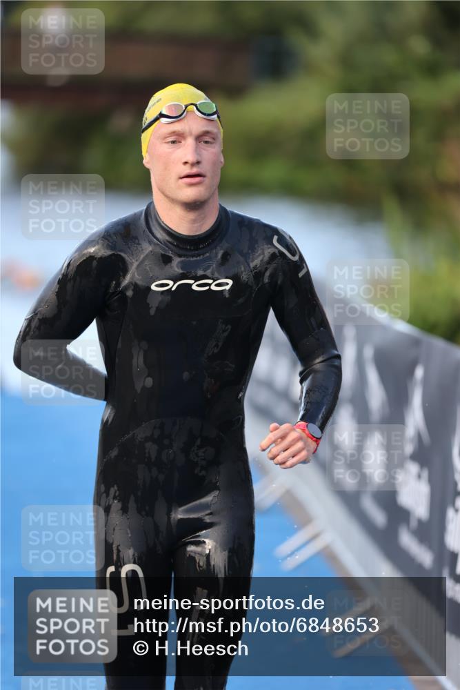 25.08.2024 - Elbe Triathlon Hamburg H.Heesch http://msf.ph/oto/6848653 25.08.2024 08:54:57 Schwimmen 229, 262, 296 meine-sportfotos.de