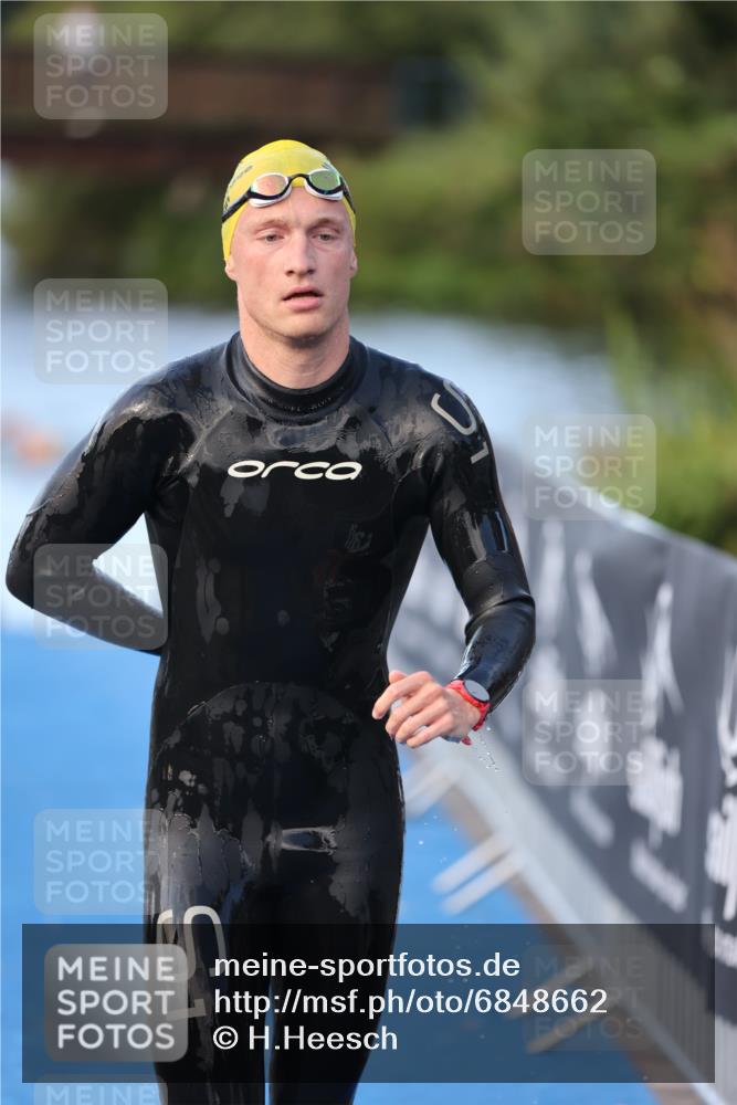 25.08.2024 - Elbe Triathlon Hamburg H.Heesch http://msf.ph/oto/6848662 25.08.2024 08:54:57 Schwimmen 229, 262, 296 meine-sportfotos.de