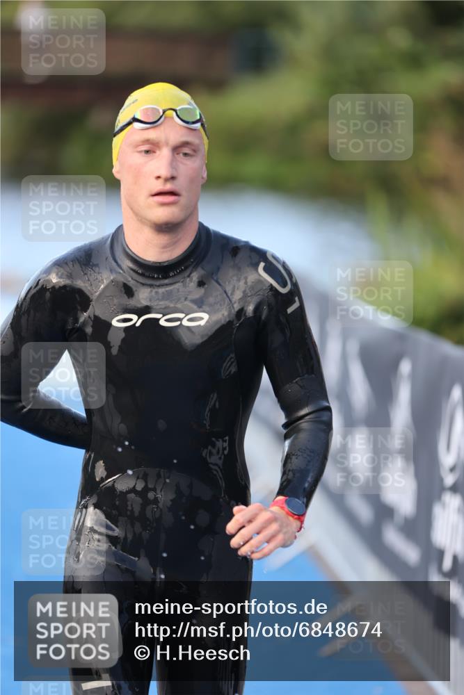 25.08.2024 - Elbe Triathlon Hamburg H.Heesch http://msf.ph/oto/6848674 25.08.2024 08:54:57 Schwimmen 229, 262, 296 meine-sportfotos.de