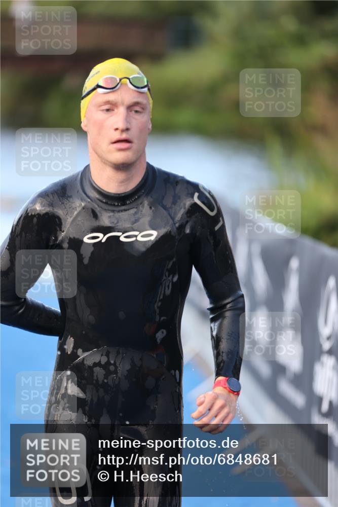25.08.2024 - Elbe Triathlon Hamburg H.Heesch http://msf.ph/oto/6848681 25.08.2024 08:54:57 Schwimmen 229, 262, 296 meine-sportfotos.de