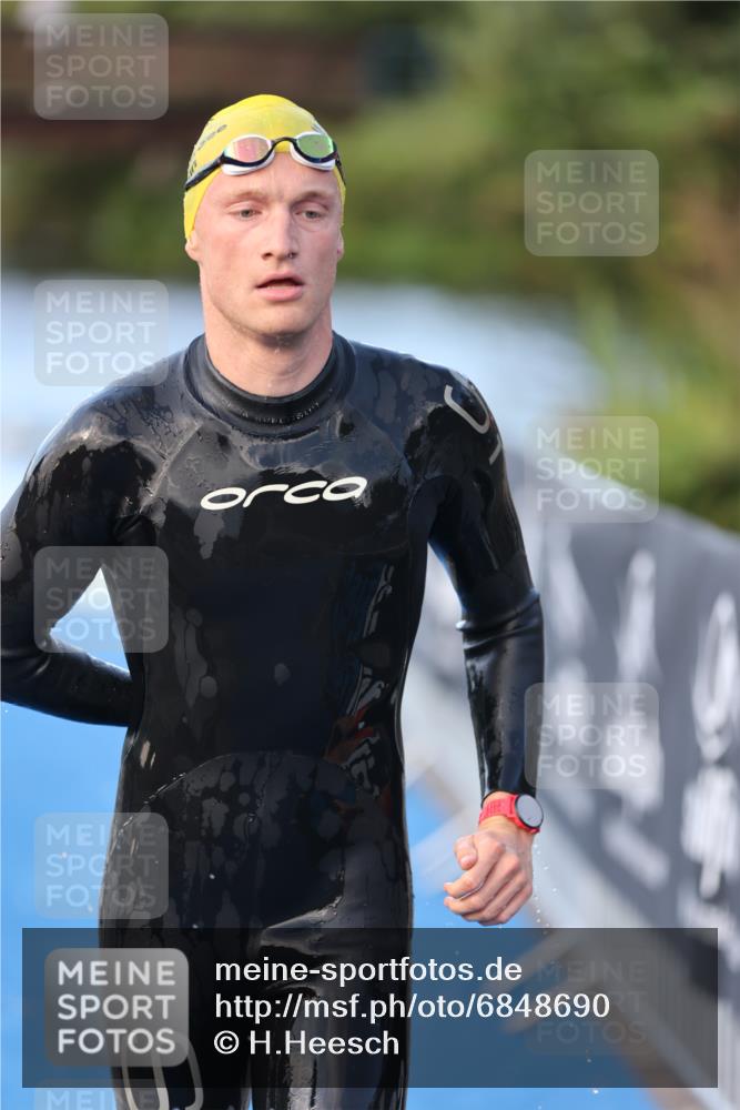 25.08.2024 - Elbe Triathlon Hamburg H.Heesch http://msf.ph/oto/6848690 25.08.2024 08:54:57 Schwimmen 229, 262, 296 meine-sportfotos.de