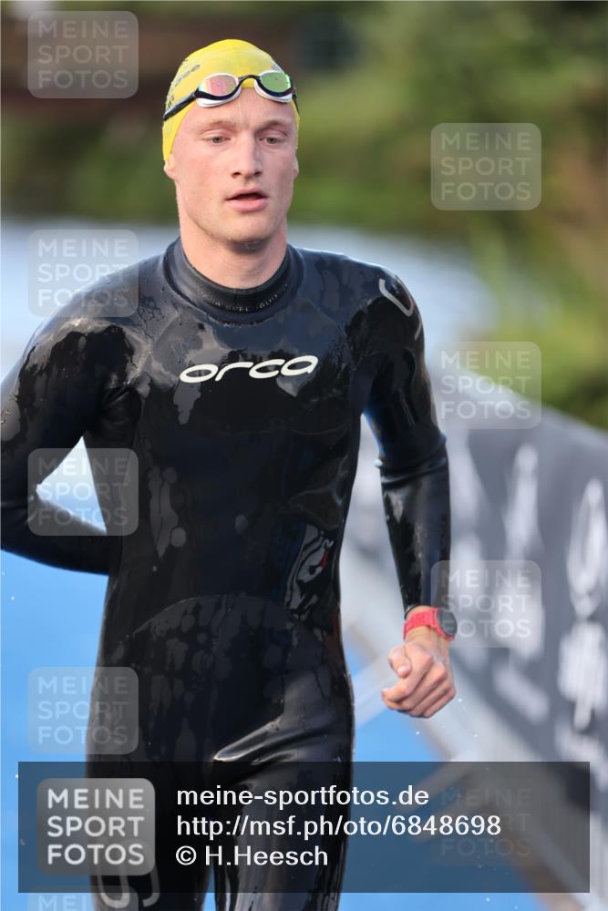 25.08.2024 - Elbe Triathlon Hamburg H.Heesch http://msf.ph/oto/6848698 25.08.2024 08:54:57 Schwimmen 229, 262, 296 meine-sportfotos.de
