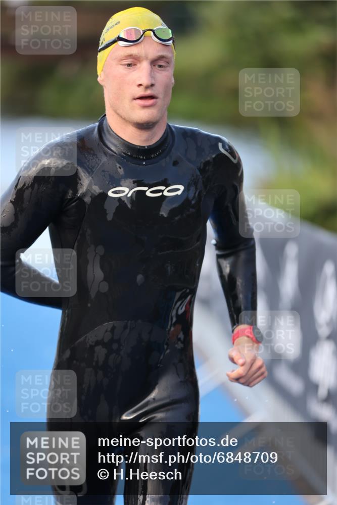 25.08.2024 - Elbe Triathlon Hamburg H.Heesch http://msf.ph/oto/6848709 25.08.2024 08:54:57 Schwimmen 229, 262, 296 meine-sportfotos.de