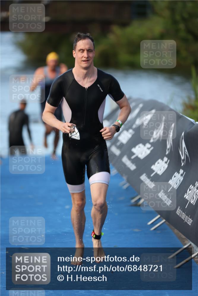 25.08.2024 - Elbe Triathlon Hamburg H.Heesch http://msf.ph/oto/6848721 25.08.2024 08:55:15 Schwimmen 262, 296 meine-sportfotos.de