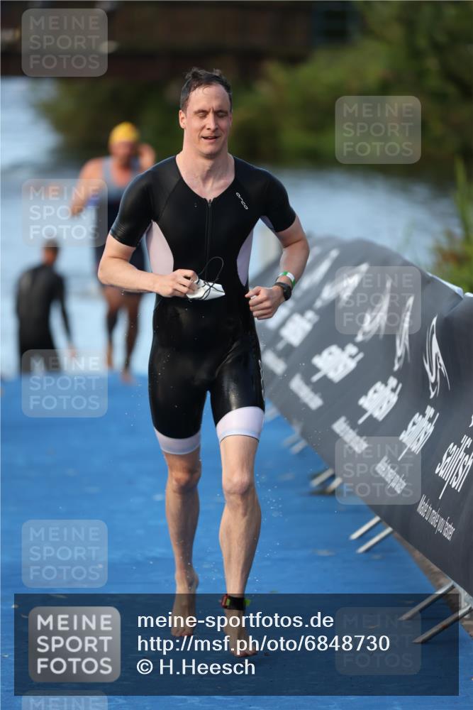 25.08.2024 - Elbe Triathlon Hamburg H.Heesch http://msf.ph/oto/6848730 25.08.2024 08:55:15 Schwimmen 262, 296 meine-sportfotos.de