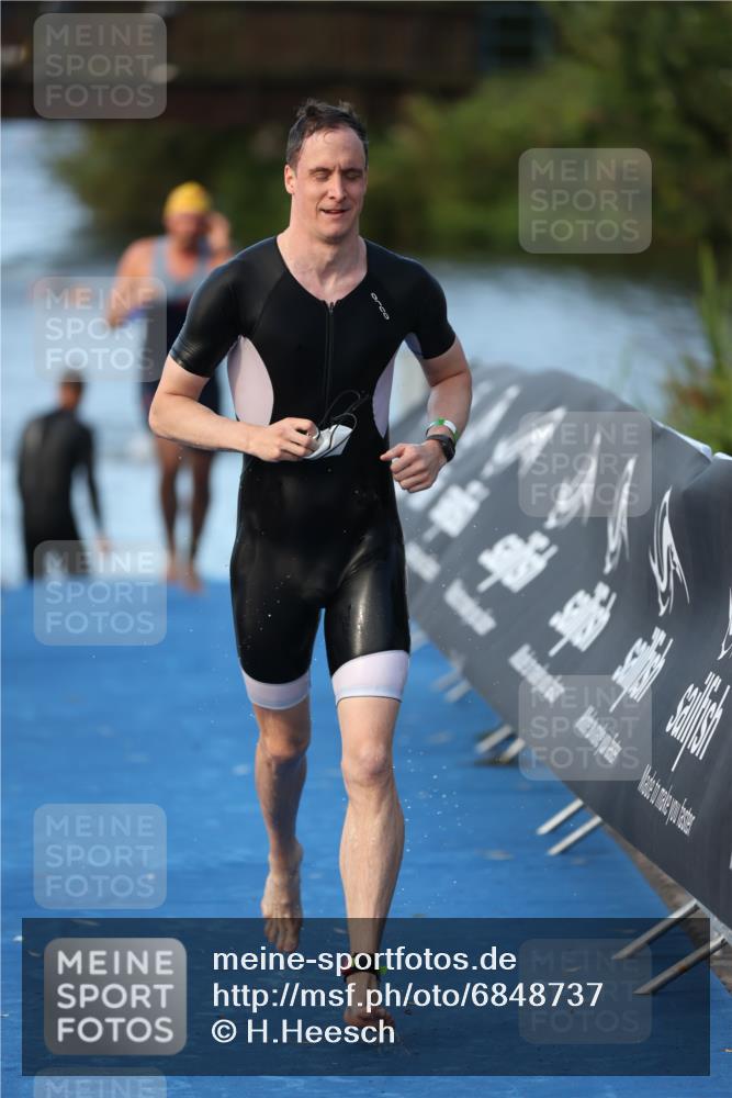 25.08.2024 - Elbe Triathlon Hamburg H.Heesch http://msf.ph/oto/6848737 25.08.2024 08:55:15 Schwimmen 262, 296 meine-sportfotos.de