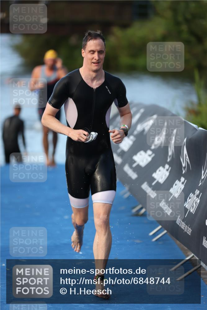 25.08.2024 - Elbe Triathlon Hamburg H.Heesch http://msf.ph/oto/6848744 25.08.2024 08:55:15 Schwimmen 262, 296 meine-sportfotos.de