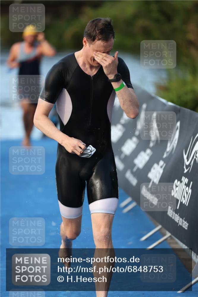 25.08.2024 - Elbe Triathlon Hamburg H.Heesch http://msf.ph/oto/6848753 25.08.2024 08:55:16 Schwimmen 262, 296 meine-sportfotos.de