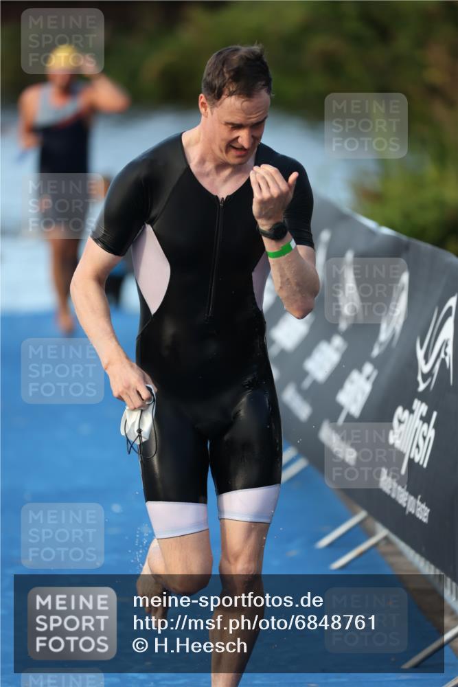 25.08.2024 - Elbe Triathlon Hamburg H.Heesch http://msf.ph/oto/6848761 25.08.2024 08:55:16 Schwimmen 262, 296 meine-sportfotos.de
