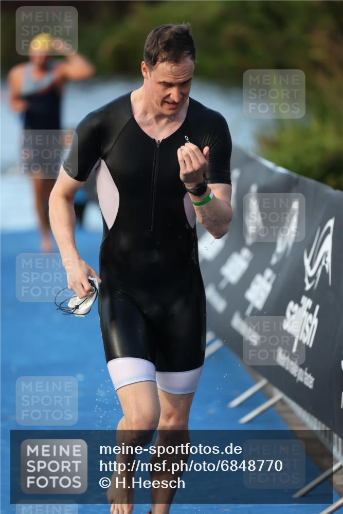 25.08.2024 - Elbe Triathlon Hamburg H.Heesch http://msf.ph/oto/6848770 25.08.2024 08:55:16 Schwimmen 262, 296 meine-sportfotos.de