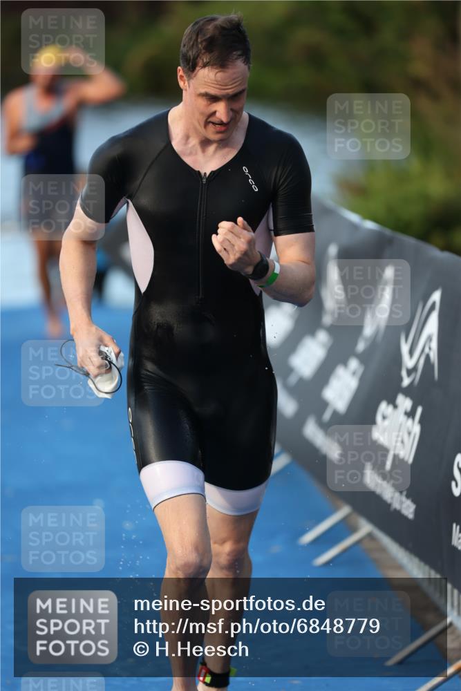 25.08.2024 - Elbe Triathlon Hamburg H.Heesch http://msf.ph/oto/6848779 25.08.2024 08:55:16 Schwimmen 262, 296 meine-sportfotos.de