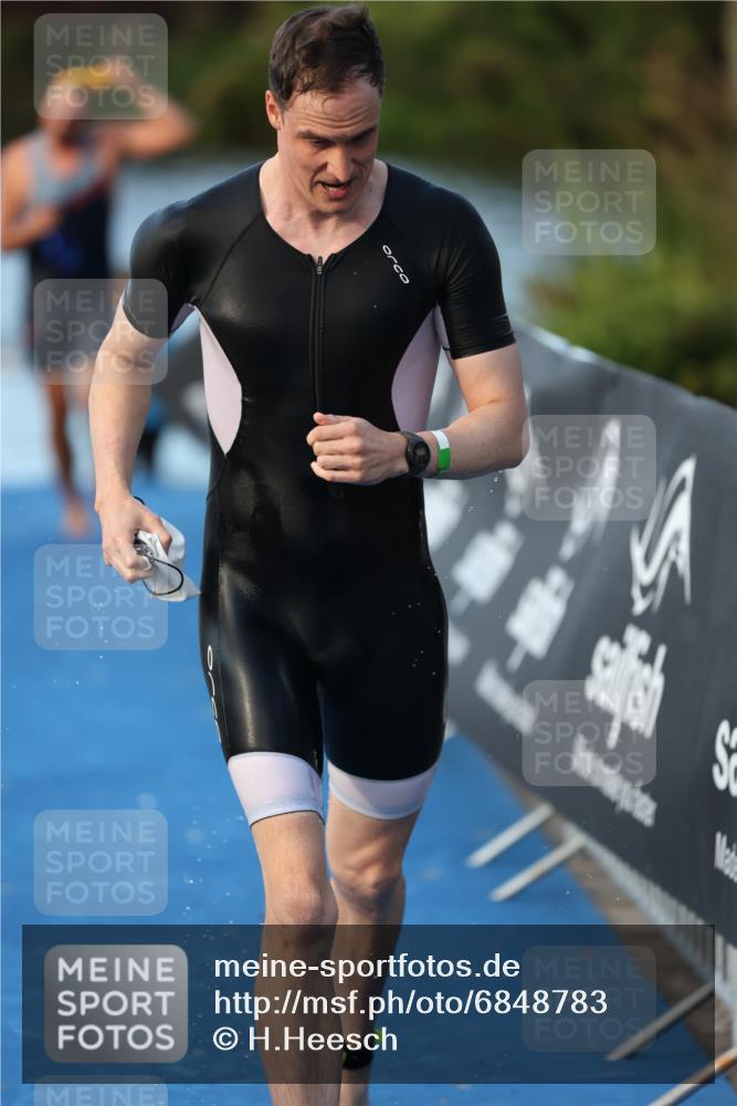 25.08.2024 - Elbe Triathlon Hamburg H.Heesch http://msf.ph/oto/6848783 25.08.2024 08:55:16 Schwimmen 262, 296 meine-sportfotos.de