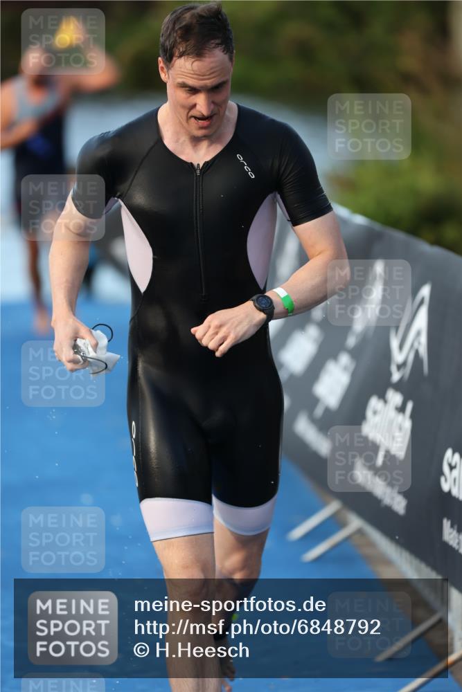 25.08.2024 - Elbe Triathlon Hamburg H.Heesch http://msf.ph/oto/6848792 25.08.2024 08:55:16 Schwimmen 262, 296 meine-sportfotos.de