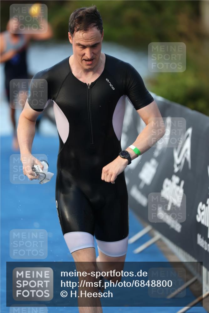25.08.2024 - Elbe Triathlon Hamburg H.Heesch http://msf.ph/oto/6848800 25.08.2024 08:55:16 Schwimmen 262, 296 meine-sportfotos.de