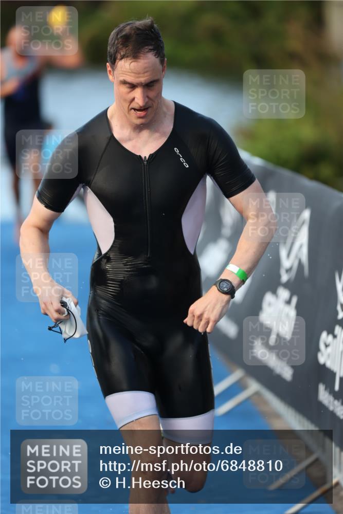 25.08.2024 - Elbe Triathlon Hamburg H.Heesch http://msf.ph/oto/6848810 25.08.2024 08:55:16 Schwimmen 262, 296 meine-sportfotos.de