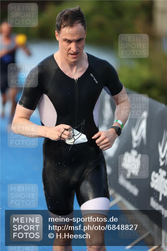 25.08.2024 - Elbe Triathlon Hamburg H.Heesch http://msf.ph/oto/6848827 25.08.2024 08:55:16 Schwimmen 262, 296 meine-sportfotos.de