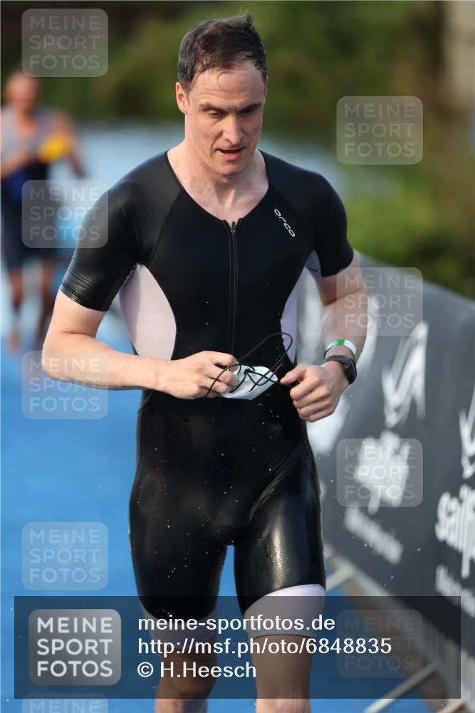 25.08.2024 - Elbe Triathlon Hamburg H.Heesch http://msf.ph/oto/6848835 25.08.2024 08:55:16 Schwimmen 262, 296 meine-sportfotos.de