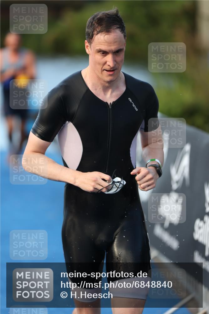 25.08.2024 - Elbe Triathlon Hamburg H.Heesch http://msf.ph/oto/6848840 25.08.2024 08:55:16 Schwimmen 262, 296 meine-sportfotos.de