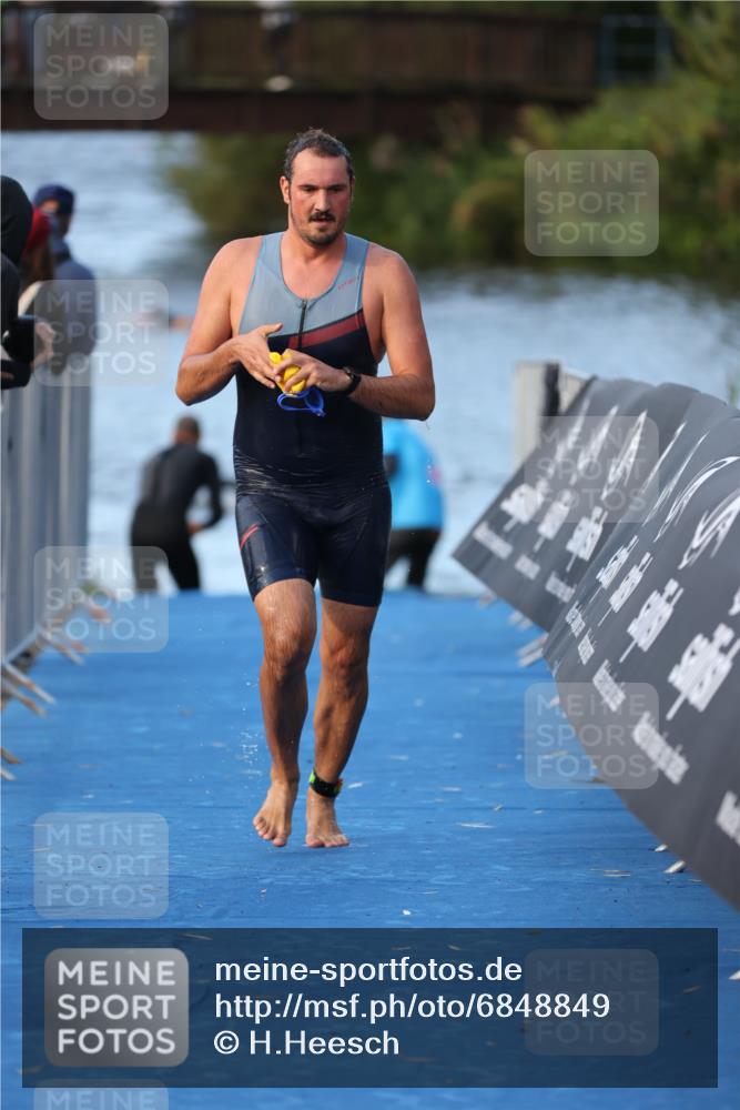 25.08.2024 - Elbe Triathlon Hamburg H.Heesch http://msf.ph/oto/6848849 25.08.2024 08:55:18 Schwimmen 262, 296 meine-sportfotos.de