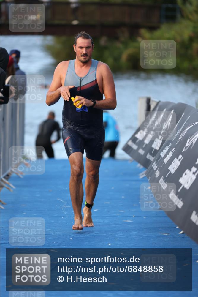 25.08.2024 - Elbe Triathlon Hamburg H.Heesch http://msf.ph/oto/6848858 25.08.2024 08:55:18 Schwimmen 262, 296 meine-sportfotos.de