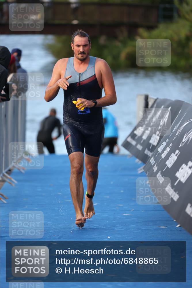25.08.2024 - Elbe Triathlon Hamburg H.Heesch http://msf.ph/oto/6848865 25.08.2024 08:55:18 Schwimmen 262, 296 meine-sportfotos.de