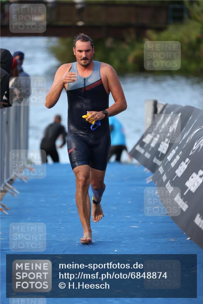 25.08.2024 - Elbe Triathlon Hamburg H.Heesch http://msf.ph/oto/6848874 25.08.2024 08:55:18 Schwimmen 262, 296 meine-sportfotos.de