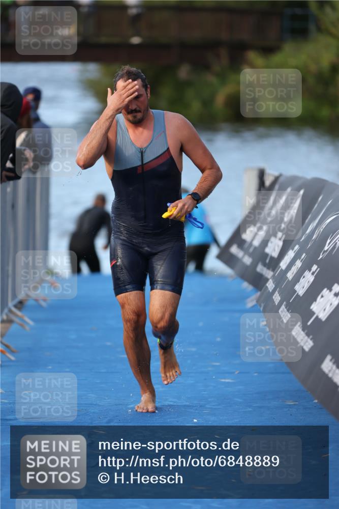 25.08.2024 - Elbe Triathlon Hamburg H.Heesch http://msf.ph/oto/6848889 25.08.2024 08:55:18 Schwimmen 262, 296 meine-sportfotos.de