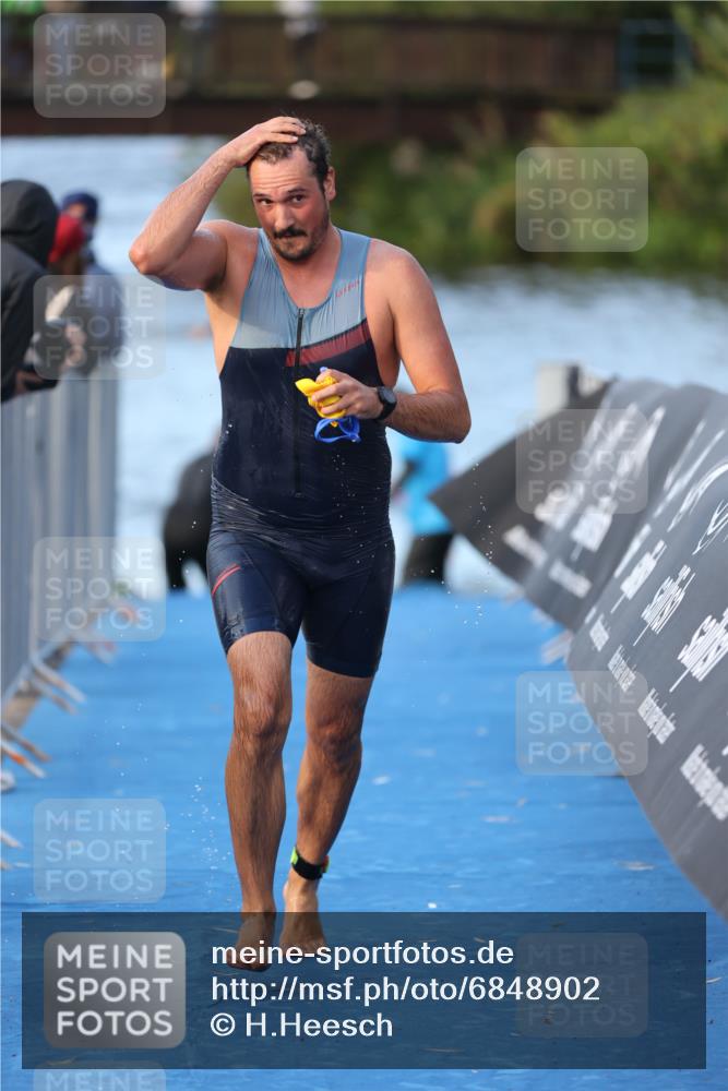 25.08.2024 - Elbe Triathlon Hamburg H.Heesch http://msf.ph/oto/6848902 25.08.2024 08:55:19 Schwimmen 262, 296 meine-sportfotos.de