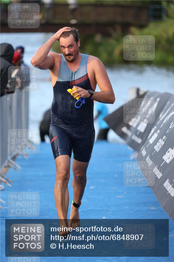 25.08.2024 - Elbe Triathlon Hamburg H.Heesch http://msf.ph/oto/6848907 25.08.2024 08:55:19 Schwimmen 262, 296 meine-sportfotos.de
