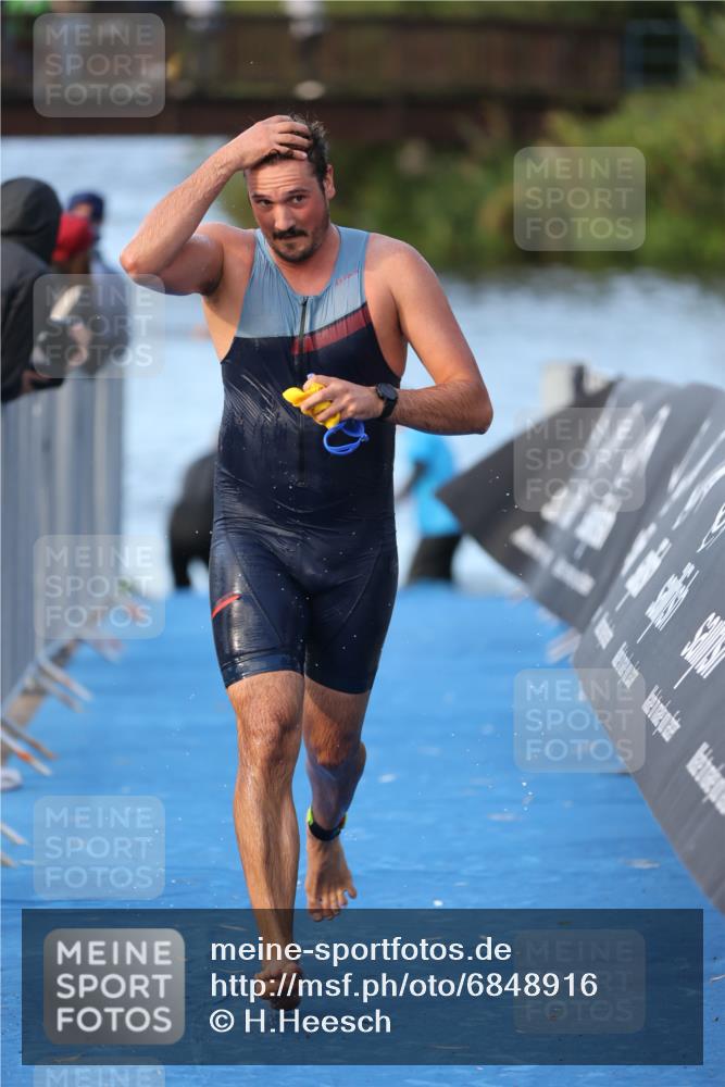 25.08.2024 - Elbe Triathlon Hamburg H.Heesch http://msf.ph/oto/6848916 25.08.2024 08:55:19 Schwimmen 262, 296 meine-sportfotos.de
