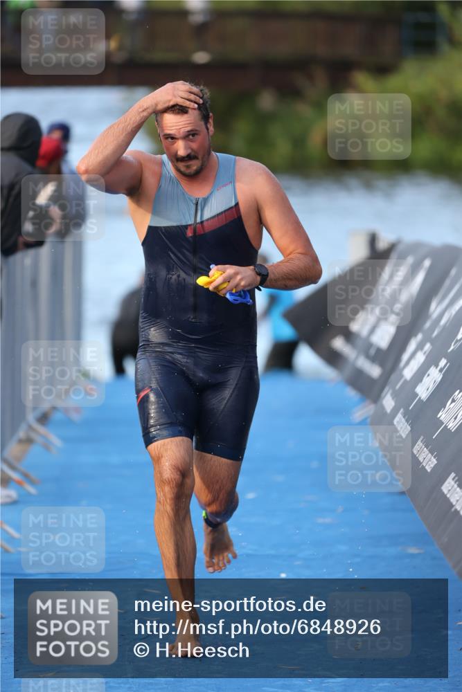 25.08.2024 - Elbe Triathlon Hamburg H.Heesch http://msf.ph/oto/6848926 25.08.2024 08:55:19 Schwimmen 262, 296 meine-sportfotos.de