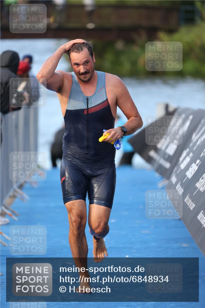 25.08.2024 - Elbe Triathlon Hamburg H.Heesch http://msf.ph/oto/6848934 25.08.2024 08:55:19 Schwimmen 262, 296 meine-sportfotos.de