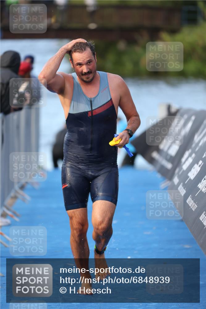 25.08.2024 - Elbe Triathlon Hamburg H.Heesch http://msf.ph/oto/6848939 25.08.2024 08:55:19 Schwimmen 262, 296 meine-sportfotos.de