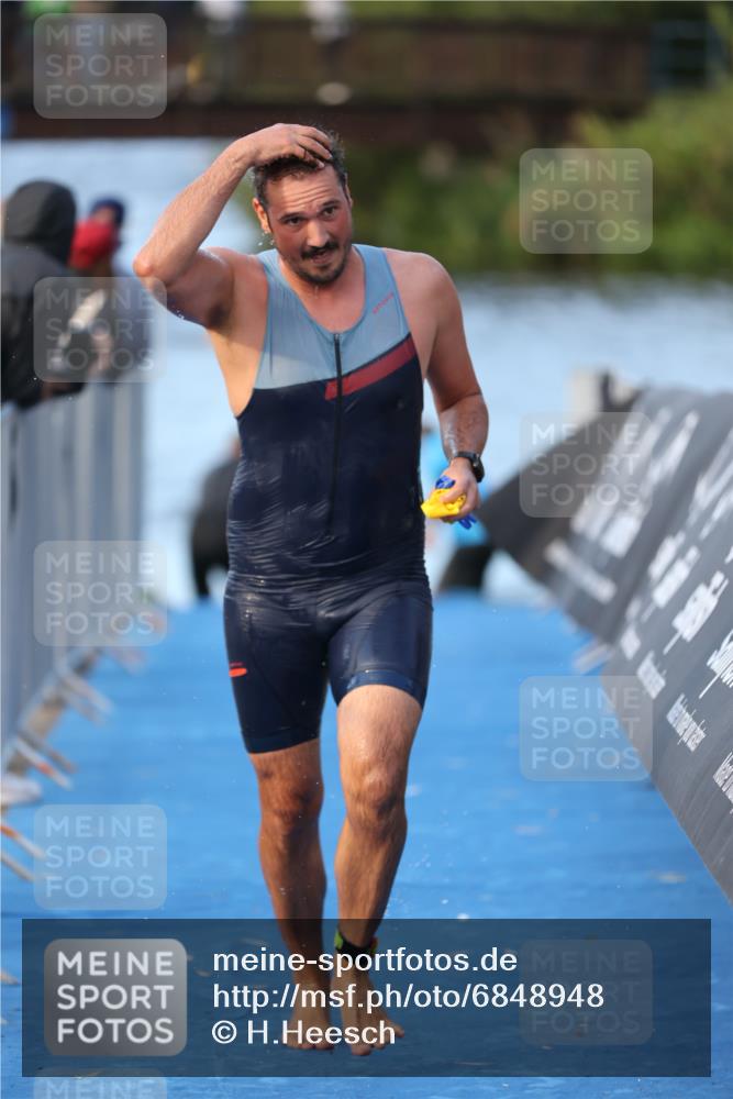 25.08.2024 - Elbe Triathlon Hamburg H.Heesch http://msf.ph/oto/6848948 25.08.2024 08:55:19 Schwimmen 262, 296 meine-sportfotos.de