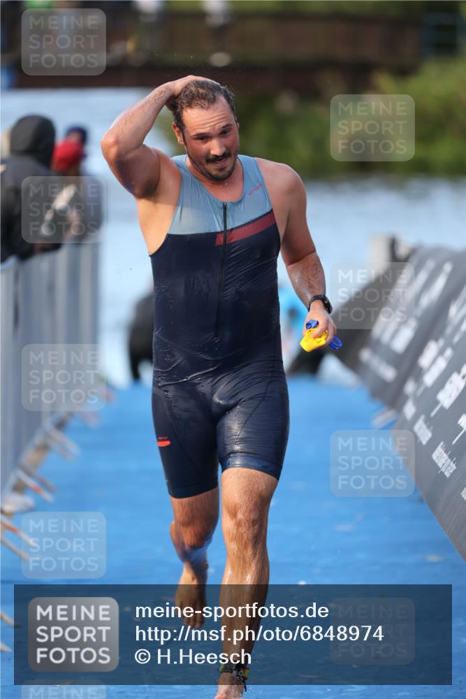 25.08.2024 - Elbe Triathlon Hamburg H.Heesch http://msf.ph/oto/6848974 25.08.2024 08:55:19 Schwimmen 262, 296 meine-sportfotos.de