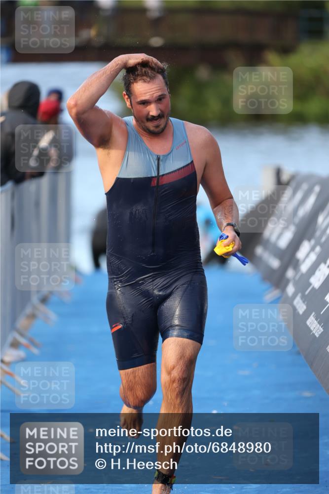 25.08.2024 - Elbe Triathlon Hamburg H.Heesch http://msf.ph/oto/6848980 25.08.2024 08:55:19 Schwimmen 262, 296 meine-sportfotos.de