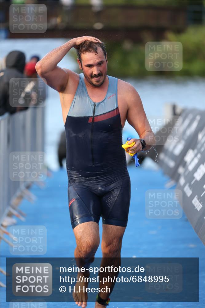 25.08.2024 - Elbe Triathlon Hamburg H.Heesch http://msf.ph/oto/6848995 25.08.2024 08:55:20 Schwimmen 262, 296 meine-sportfotos.de